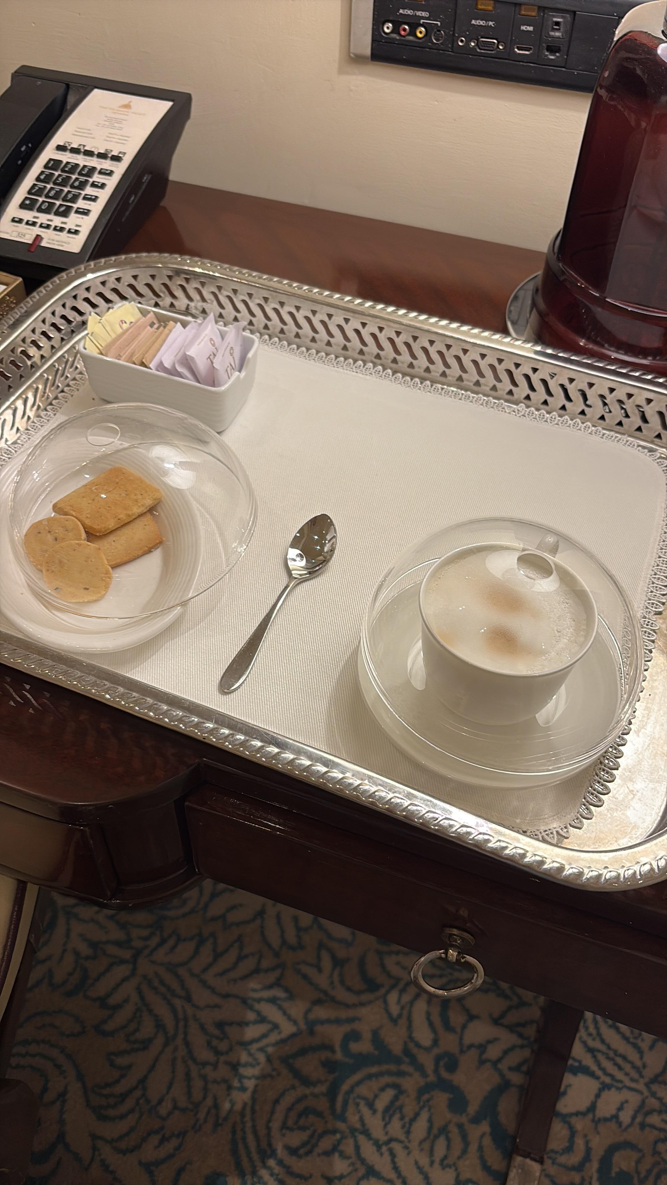 Egen butler i hver etasje som står til tjeneste.. her ble det bestilt en kaffe