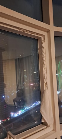 window could't close, It was very noise and windy. i had to isolate with WC paper and towels