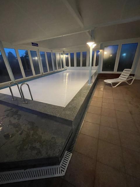 Schöner großer beheizter Pool