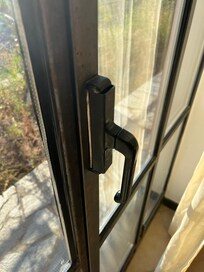 unbenutzbare und nicht verriegelte Tür2 zur Terrasse; Griff nur aufgesteckt in scheinbar verriegelter Position
