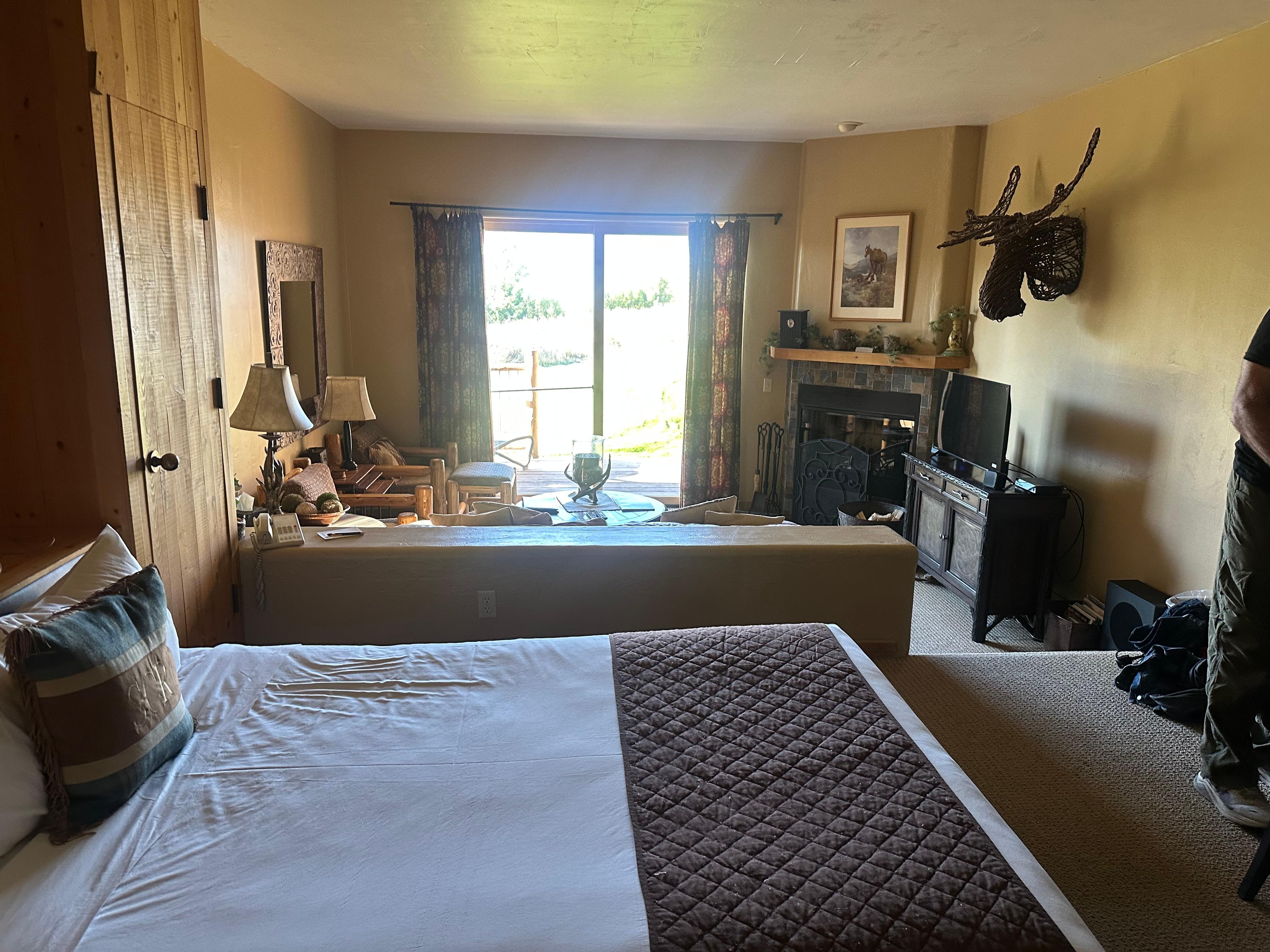 cozy sitting area with full kitchen. beautiful decor
