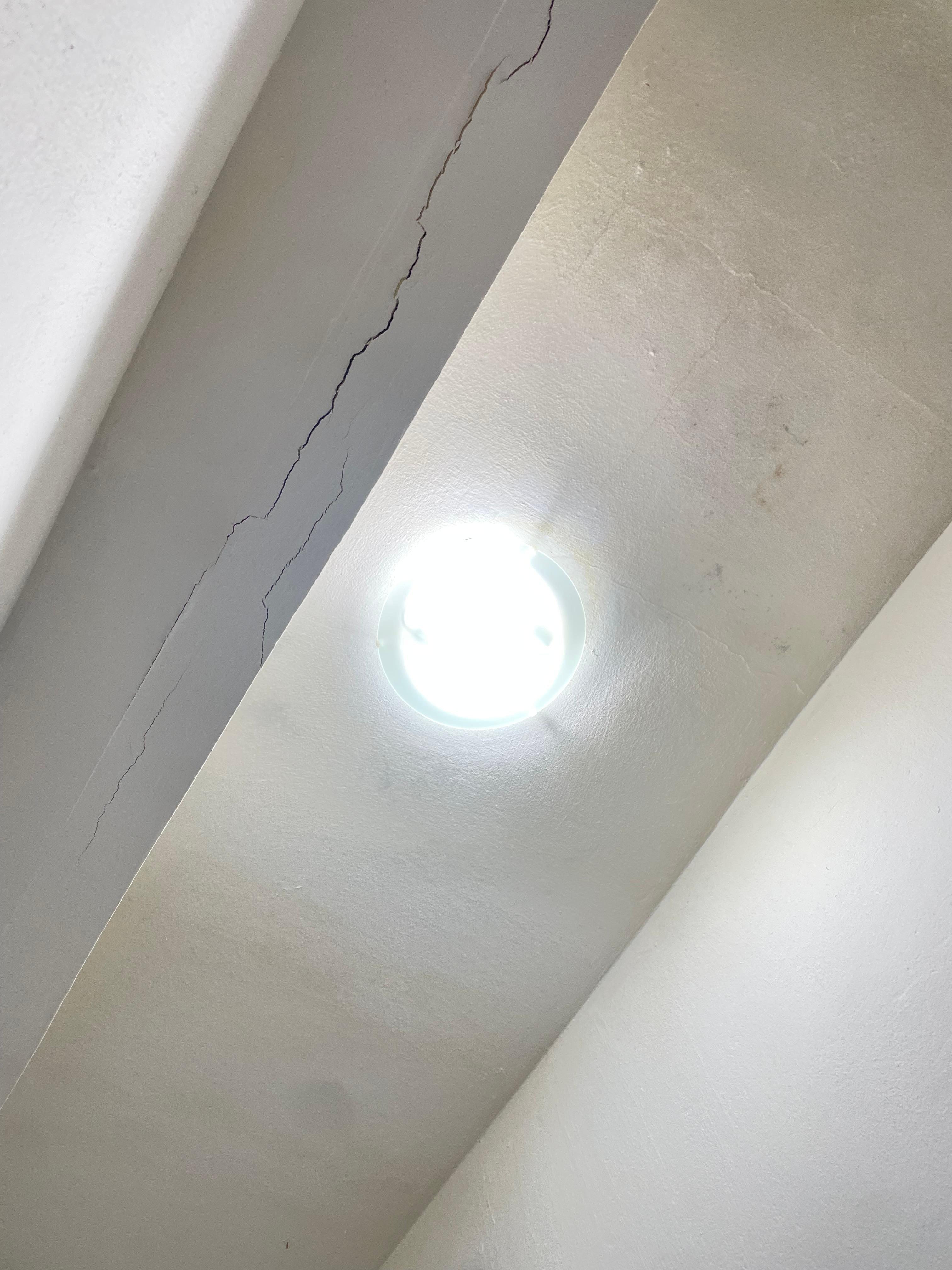 Estrutura do prédio rachada. 