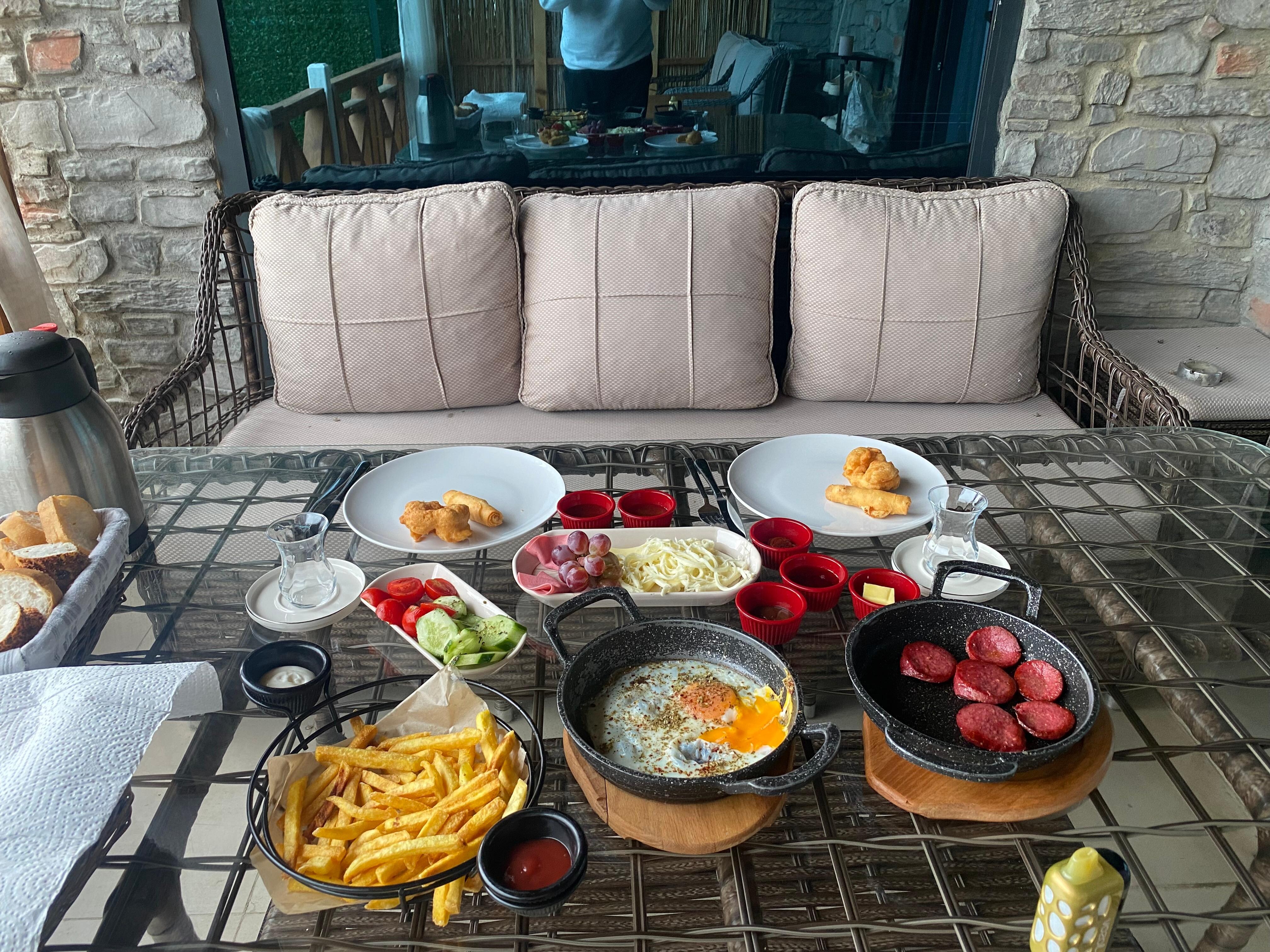 Kahvaltı ideal ve olması gerektiği gibi abartılı değildi doyduk çok şükür.