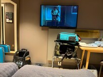 Lätt att komma fram till sängen med rullstolen.