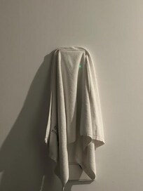 Obligé de mettre une serviette pour ne pas être illuminé par le. voyant vert la nuit