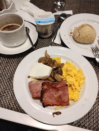 Bom pequeno almoço, nota 7,5. Faltou doves e queijos de Portugal