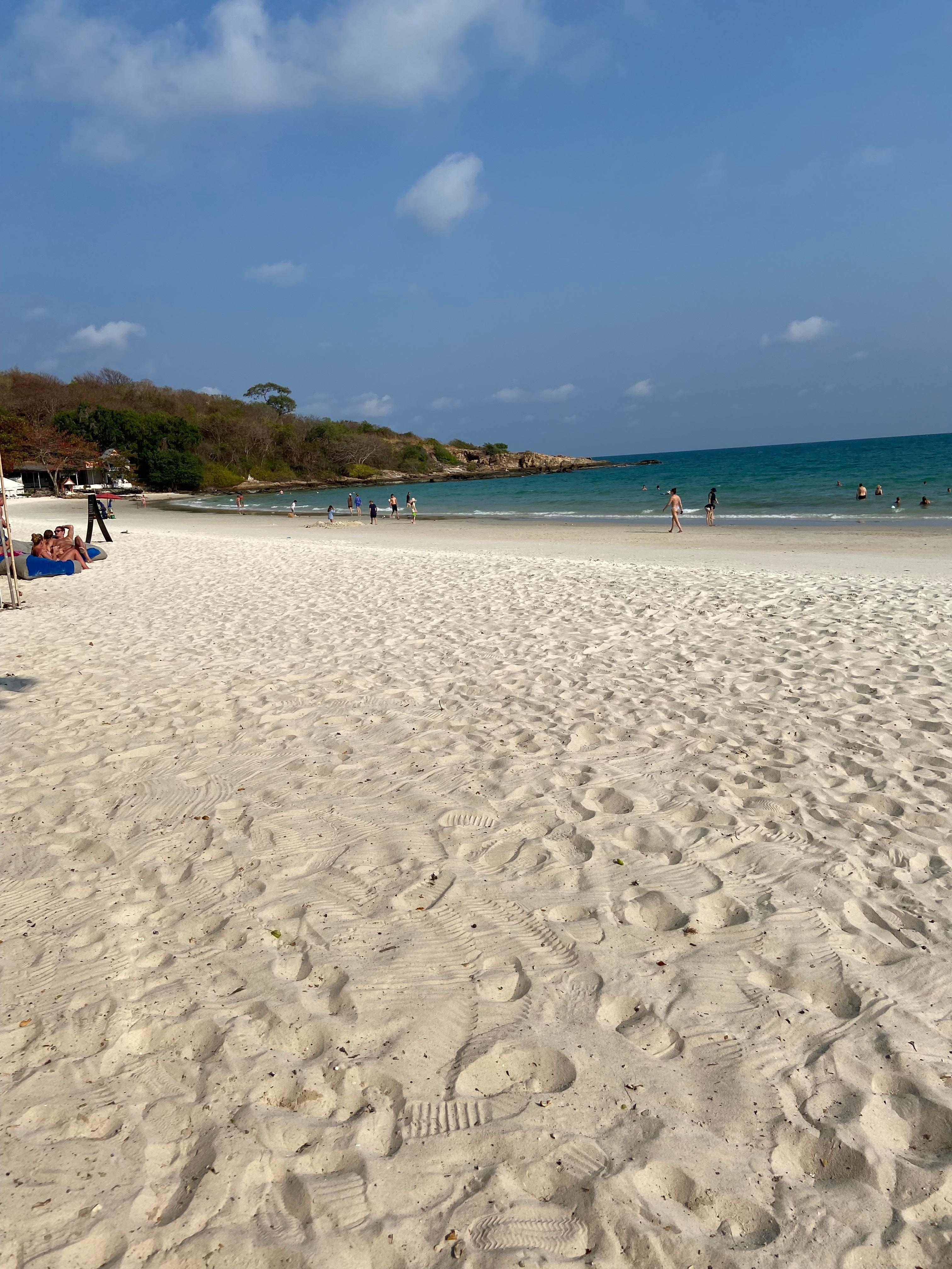 Nydelig sandstrand som fortsetter langt. Kai saew beatch