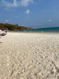 Nydelig sandstrand som fortsetter langt. Kai saew beatch