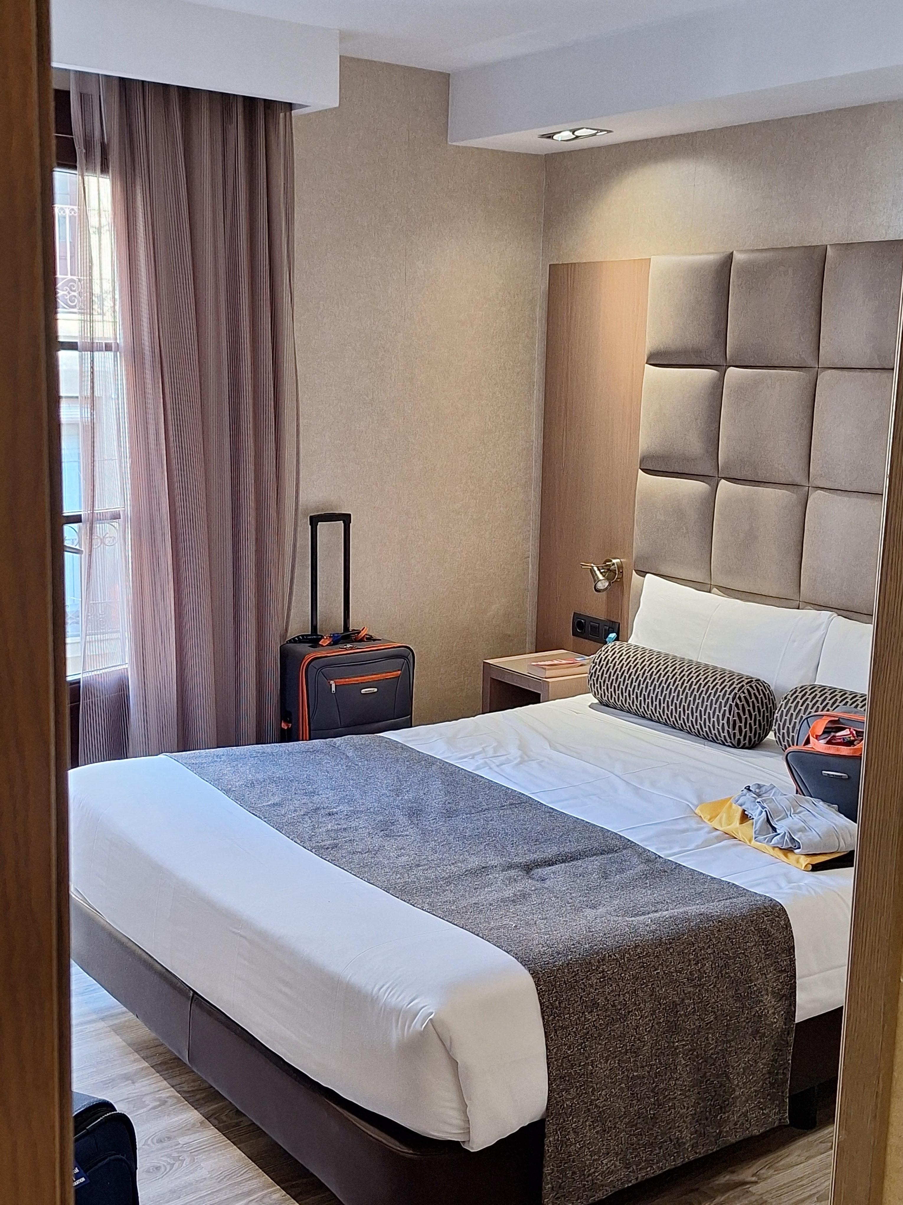 Cute little room with balcony, closet, fridge, safe & bathroom with tub/shower. We'll maintained & clean!