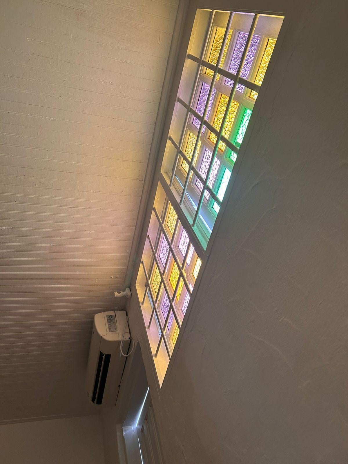 Janela do quarto sem cortina