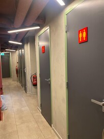 ドミトリーの階にはトイレとシャワーが複数あります。