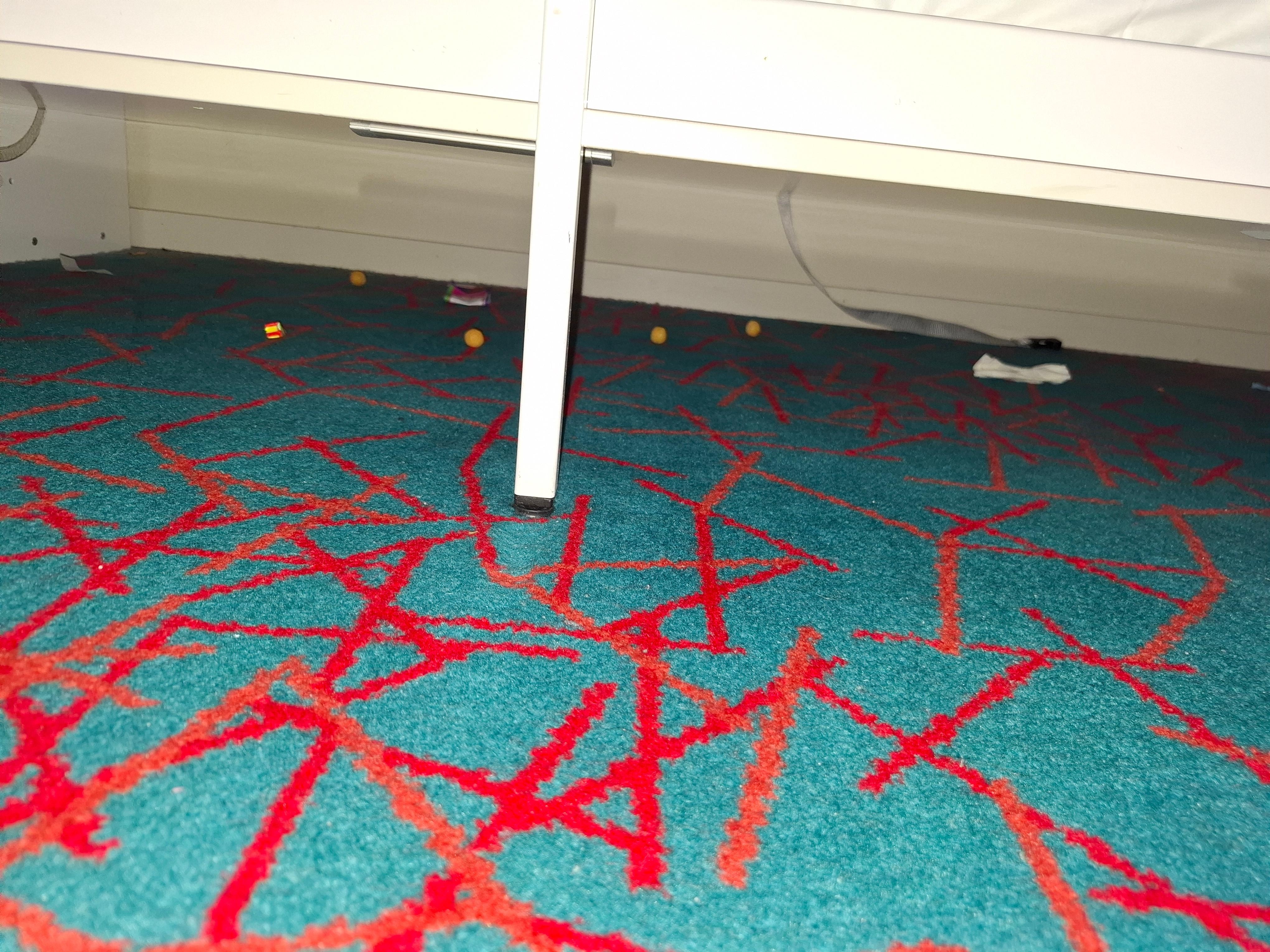 Skräp under sängarna som inte åtgärdades under vistelsetiden.