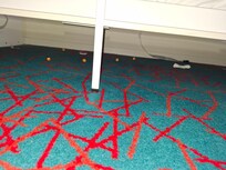 Skräp under sängarna som inte åtgärdades under vistelsetiden.