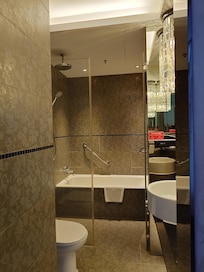 バスタブがありましたので、ゆっくりと一日の疲れをとることができました。 ボディーソープ・シャンプー・コンディショナーは、大きなポンプが備え付けられています。