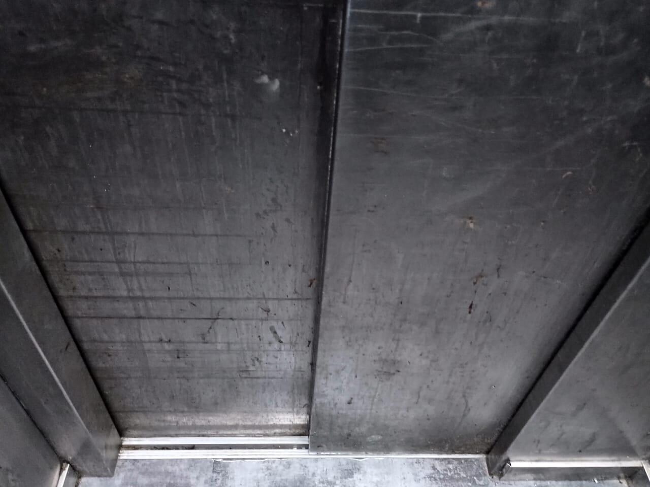 elevador tão sujo, não se pode nem encostar.