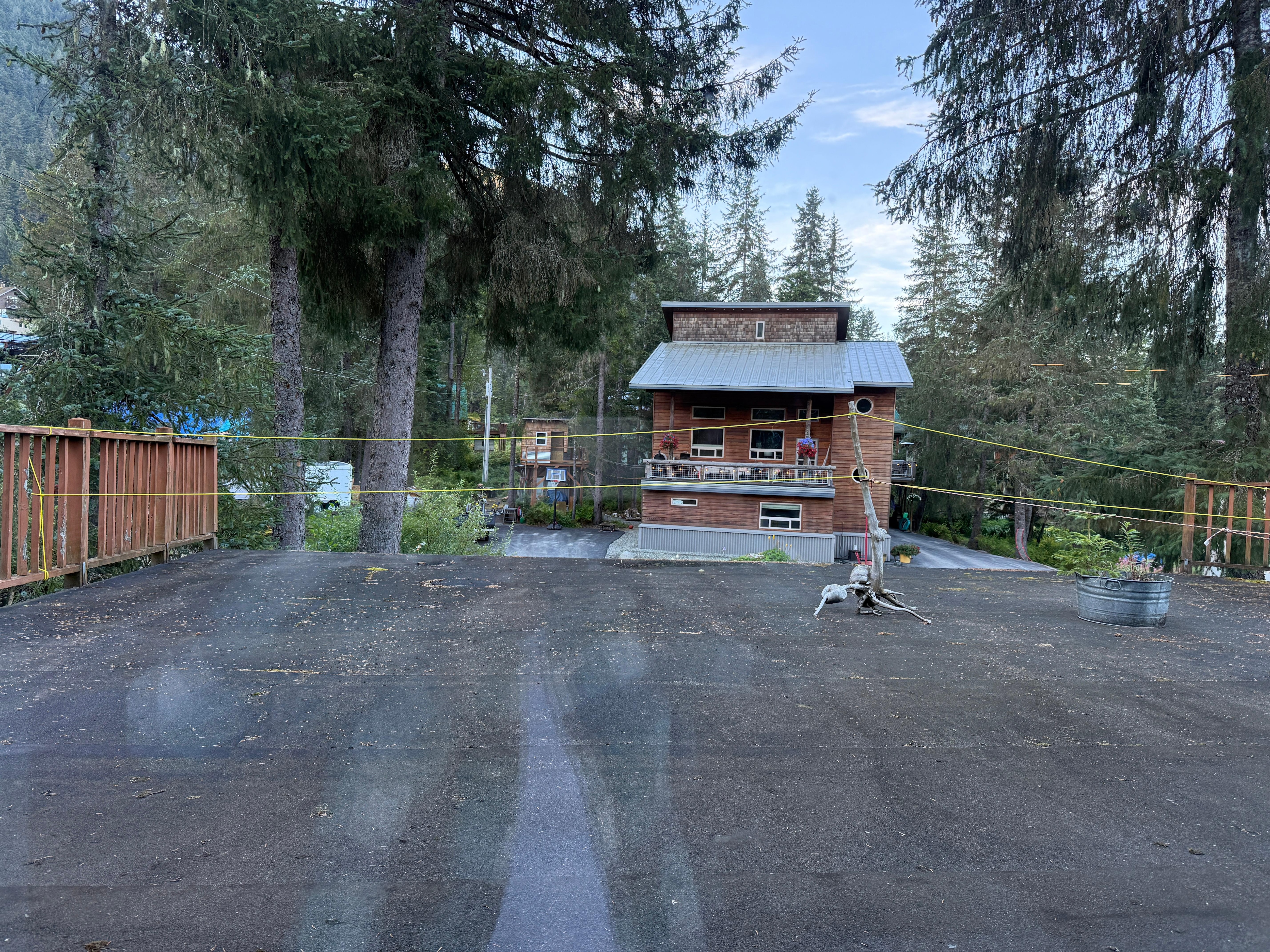 No railing on upper
deck - just flimsy rope