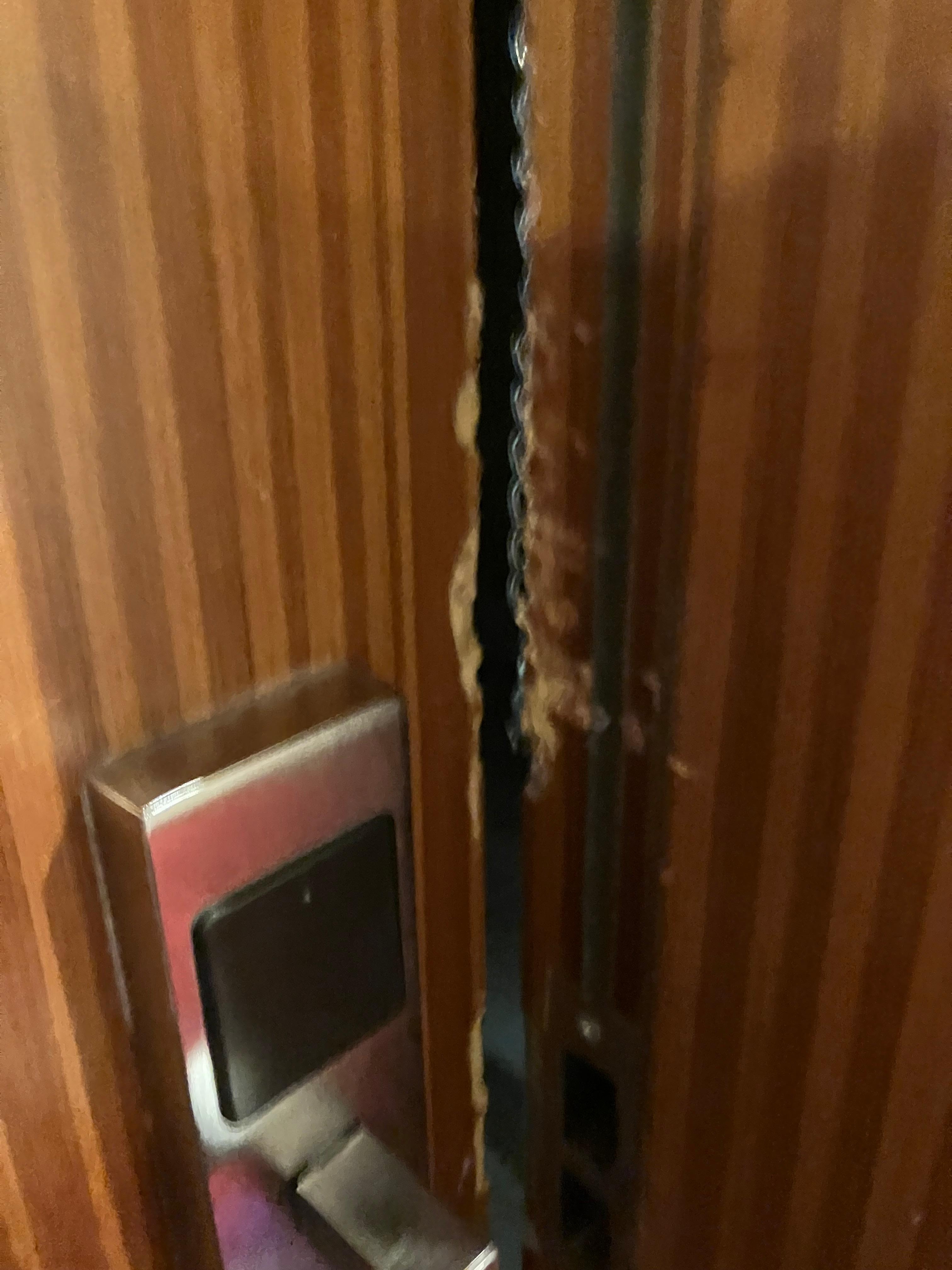 Dør til værelse havde været forsøgt brudt op