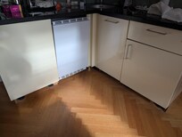 Kühlschrank schräg. Bodenleiste fehlt.
Schmutzig.