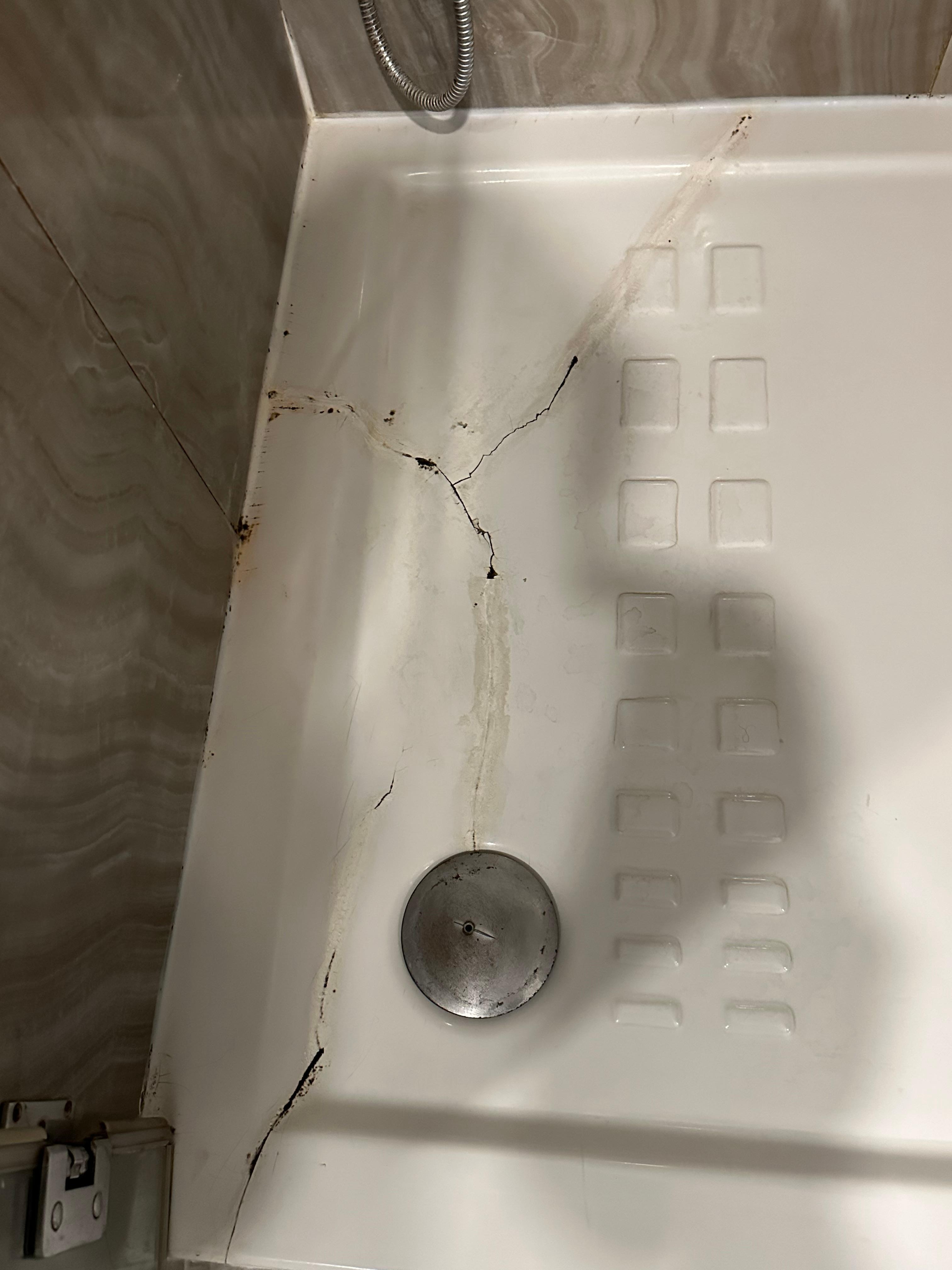 Cabine douche fêlée 