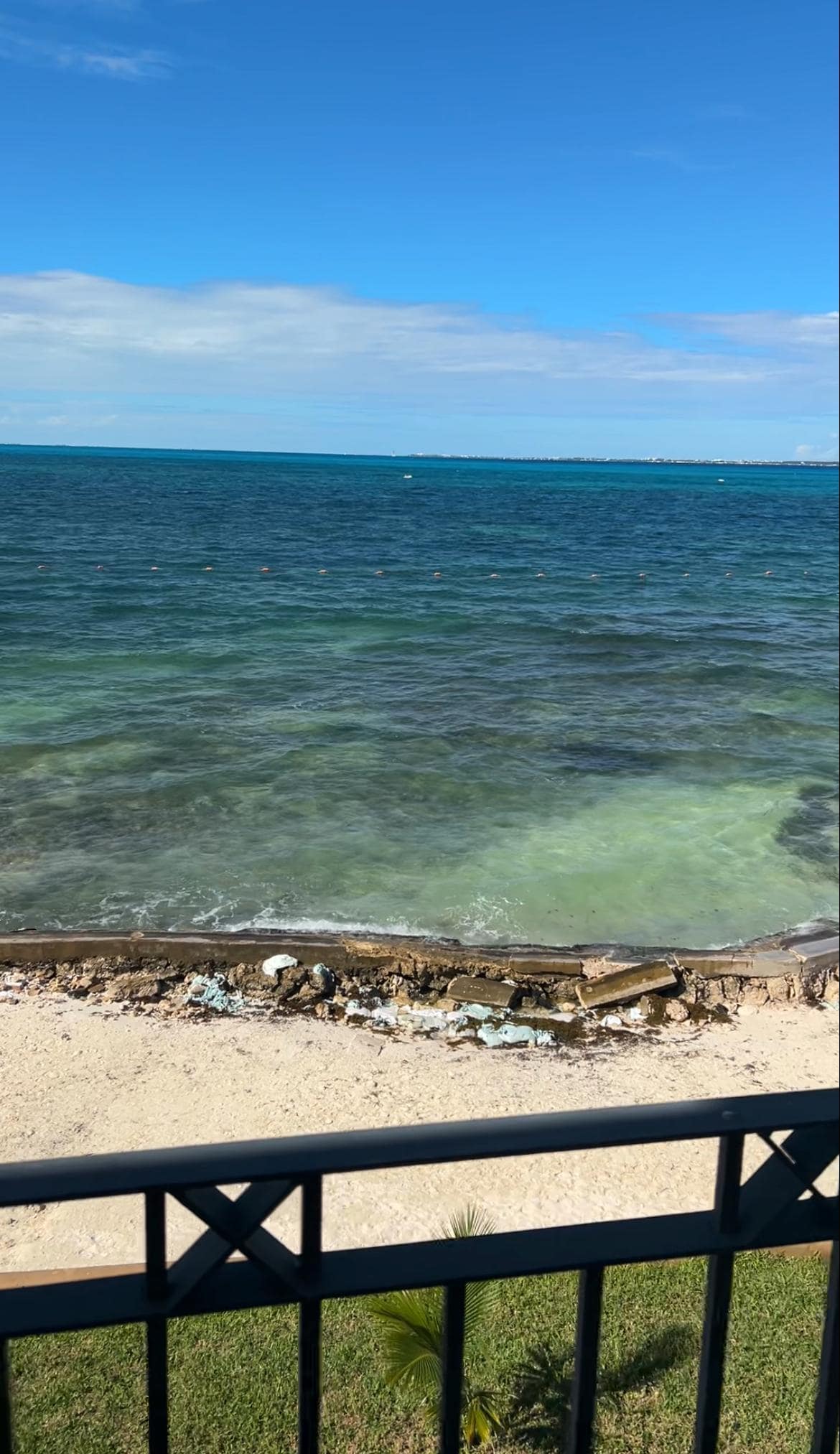 No tiene acceso ala playa directa,tiene unas escaleras llenas de moho que tampoco te permite entrar ala playa.