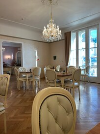 Sala del desayuno con vista al techo del theatro de al lado