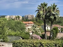 Vanuit her keukenraam kun je op zee kijken. In een paar luttele (auto)minuutjes aan de kust.