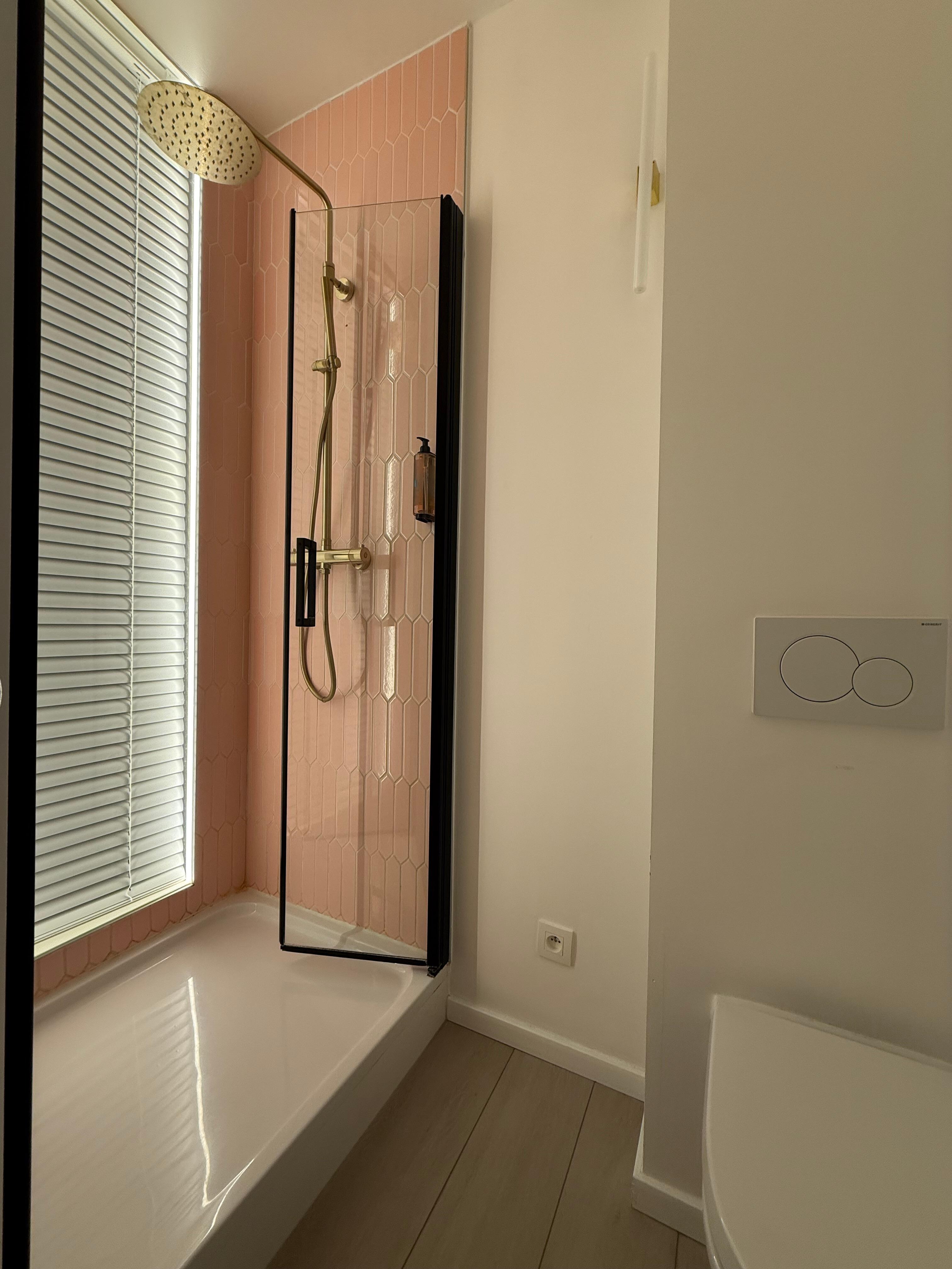 Kleine maar zeer mooie en propere douchekamer met toilet.