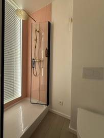 Kleine maar zeer mooie en propere douchekamer met toilet.