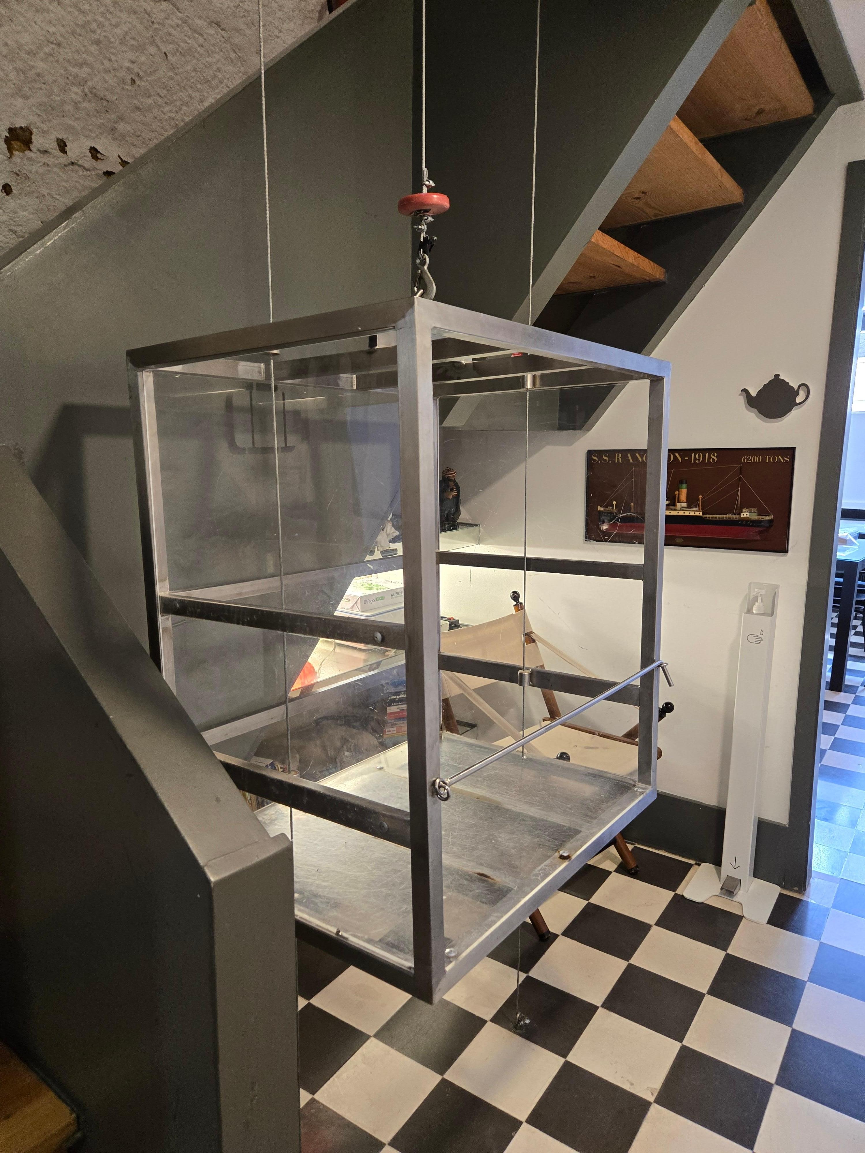 The "elevator" for the luggage