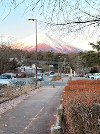 宿から徒歩圏内にこの景色。晴れなら期待