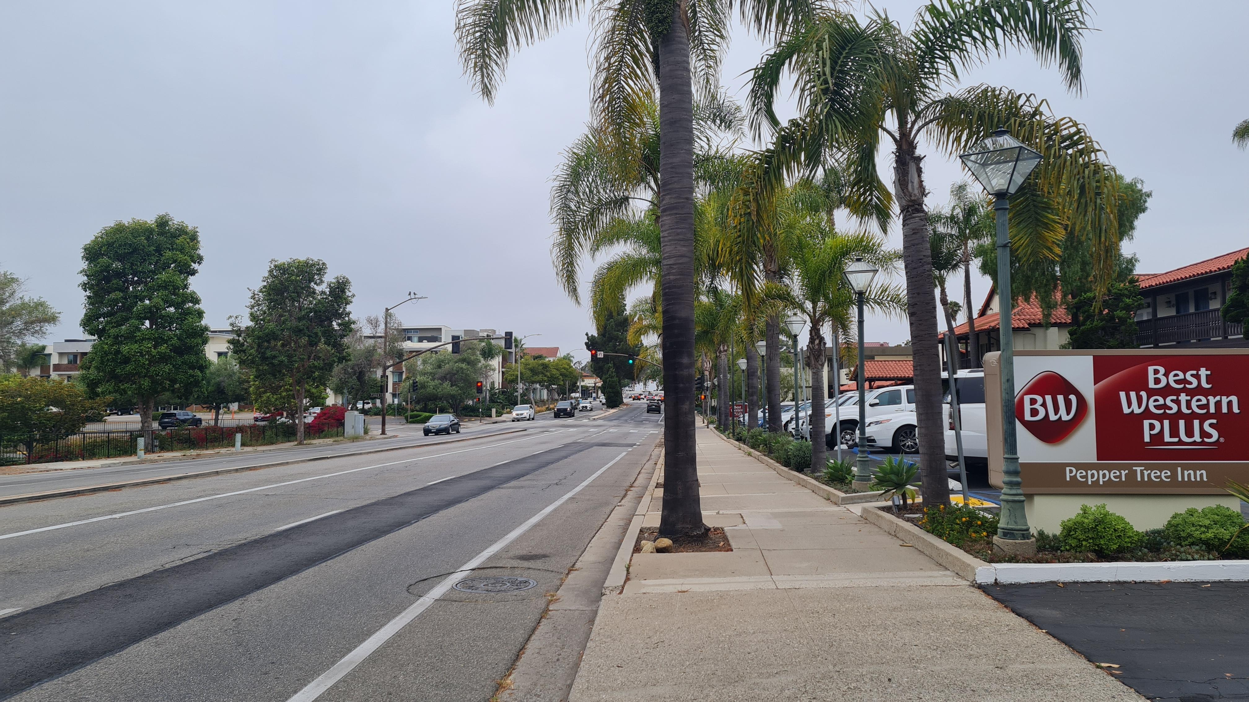 Rua em frente do hotel