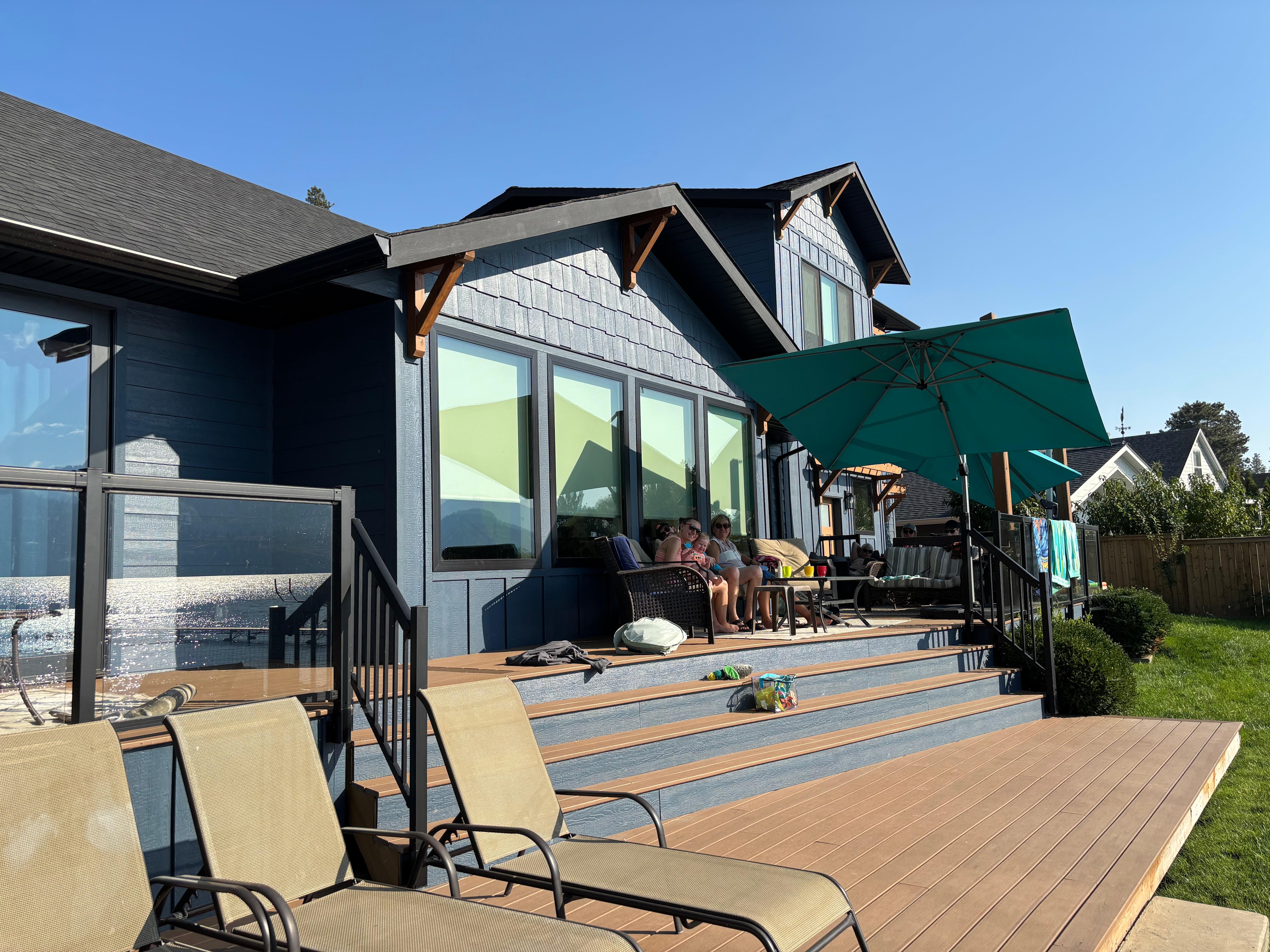 Large deck with lots of seating 