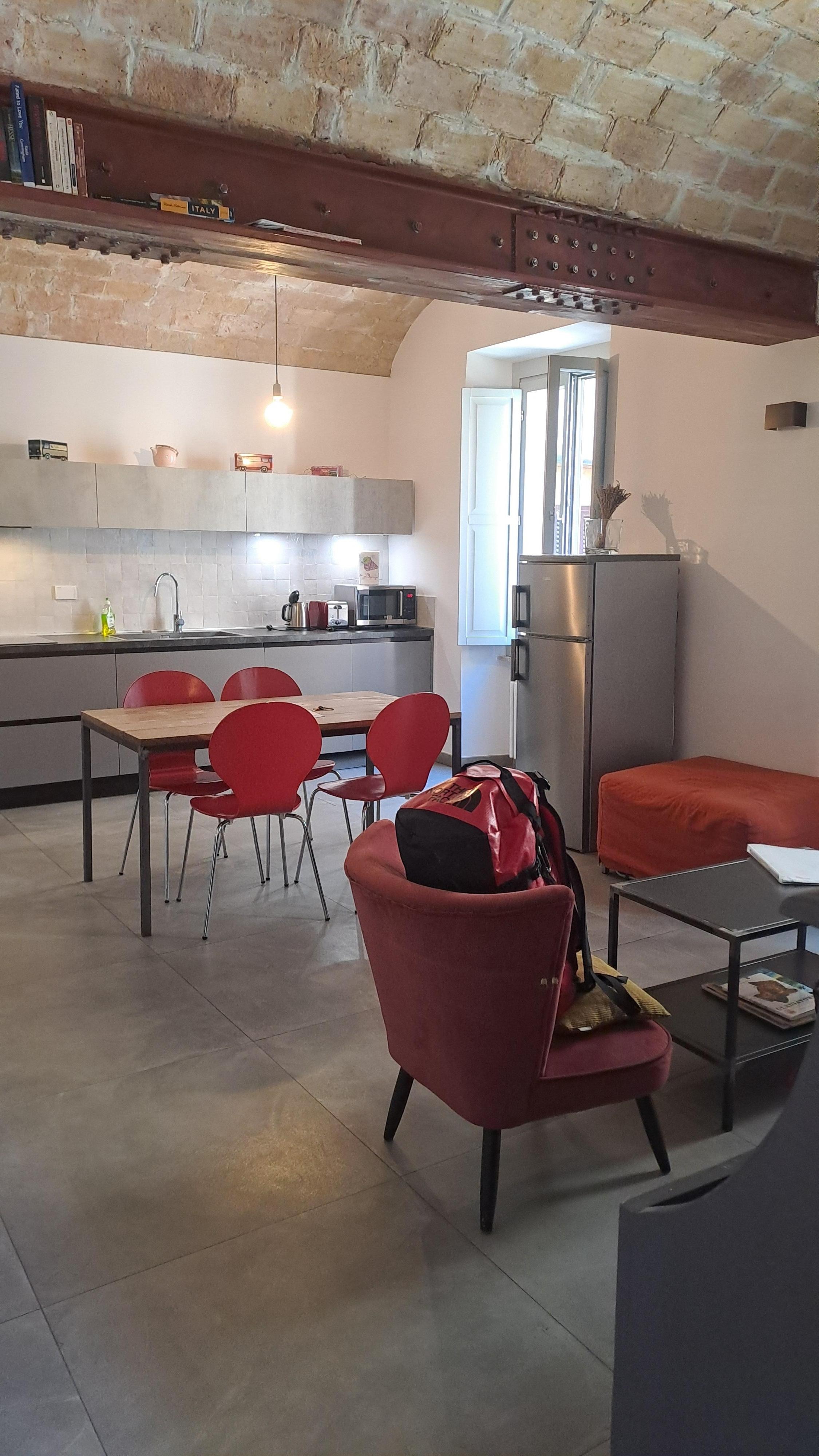 Blick in Küche und Wohnzimmer