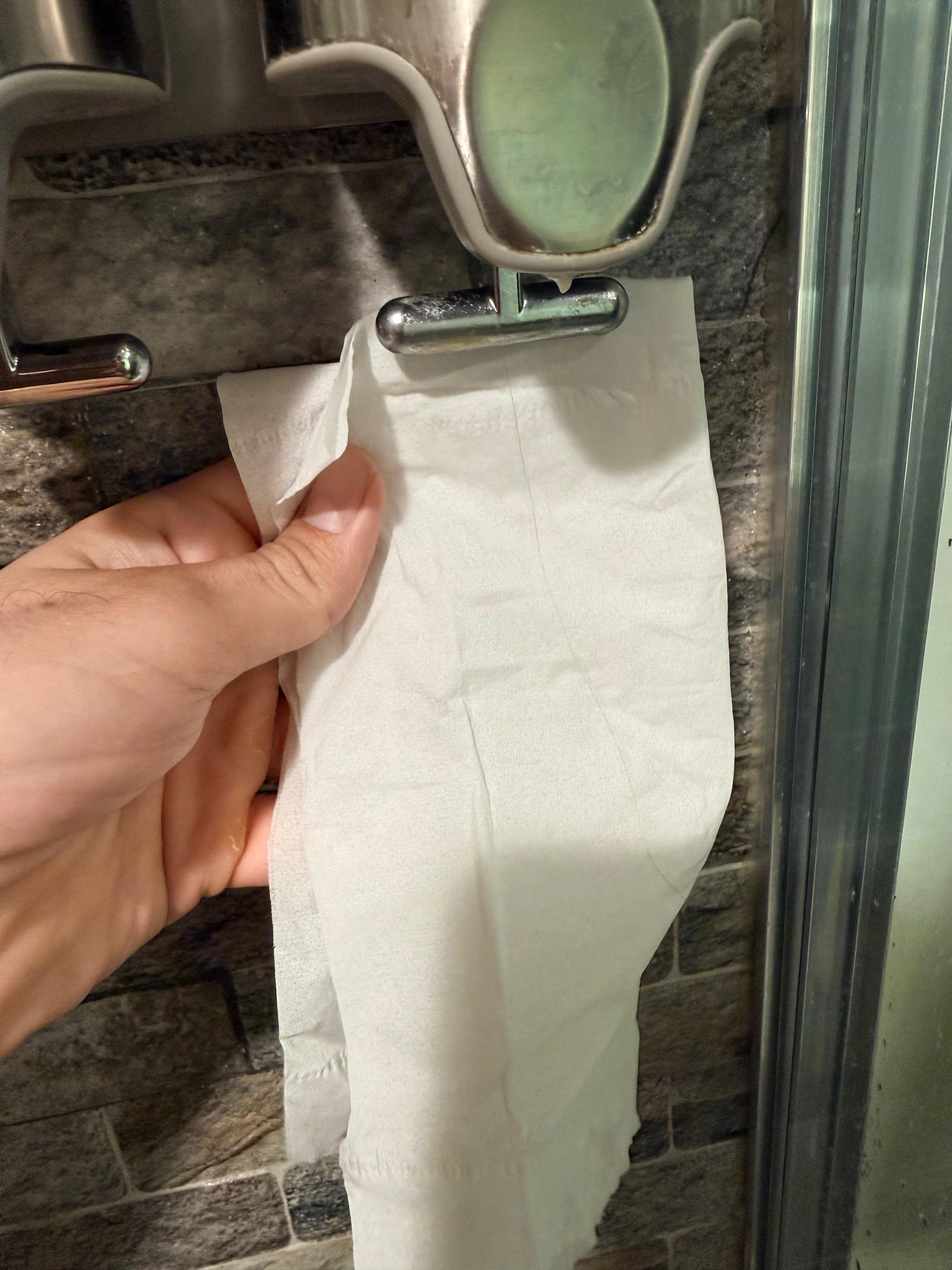 Cabello en dispensador de acondicionador 