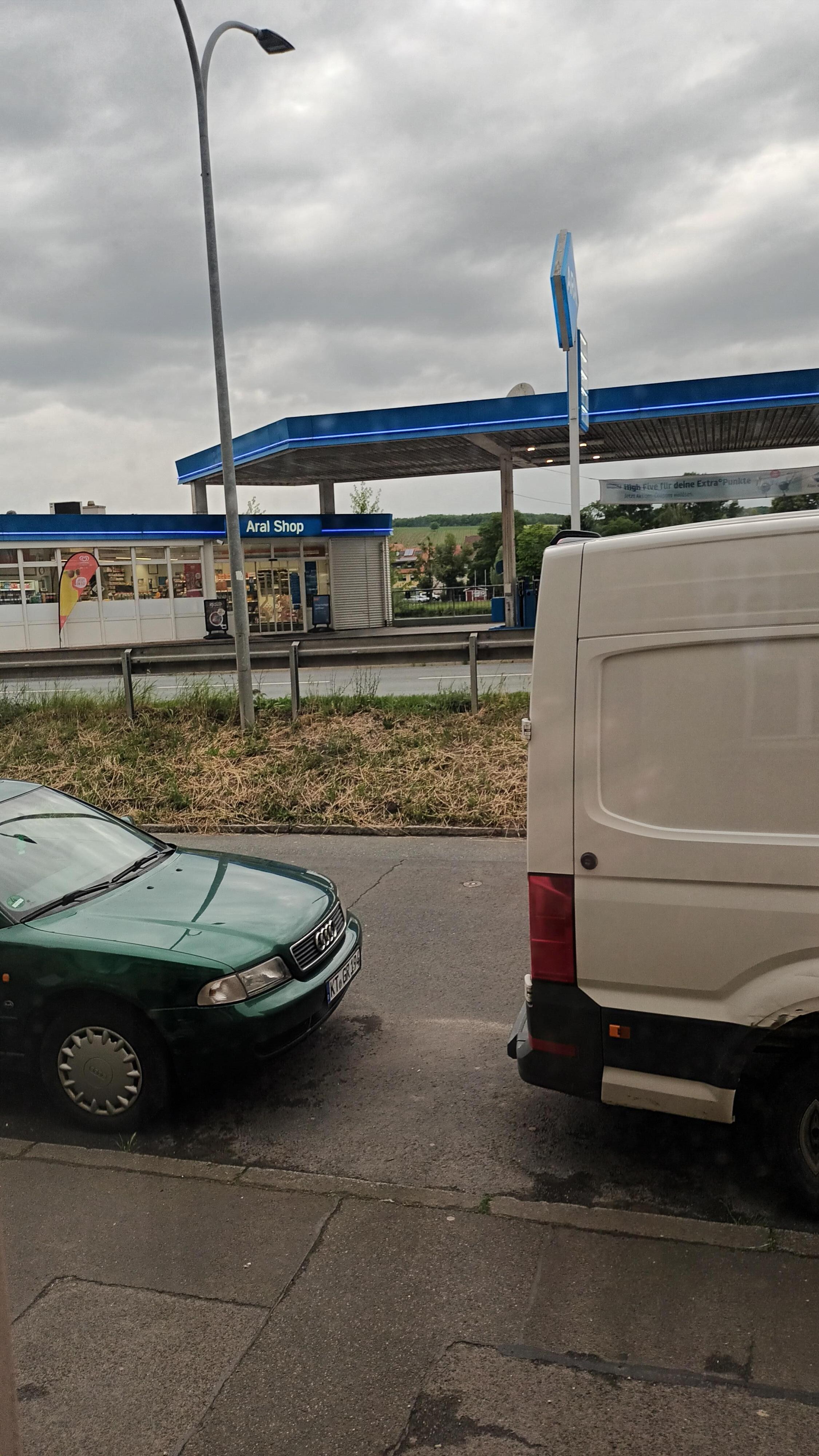 Blick aus dem Fenster. Im Hintergrund die Hauptstraße und die Tankstelle. 

