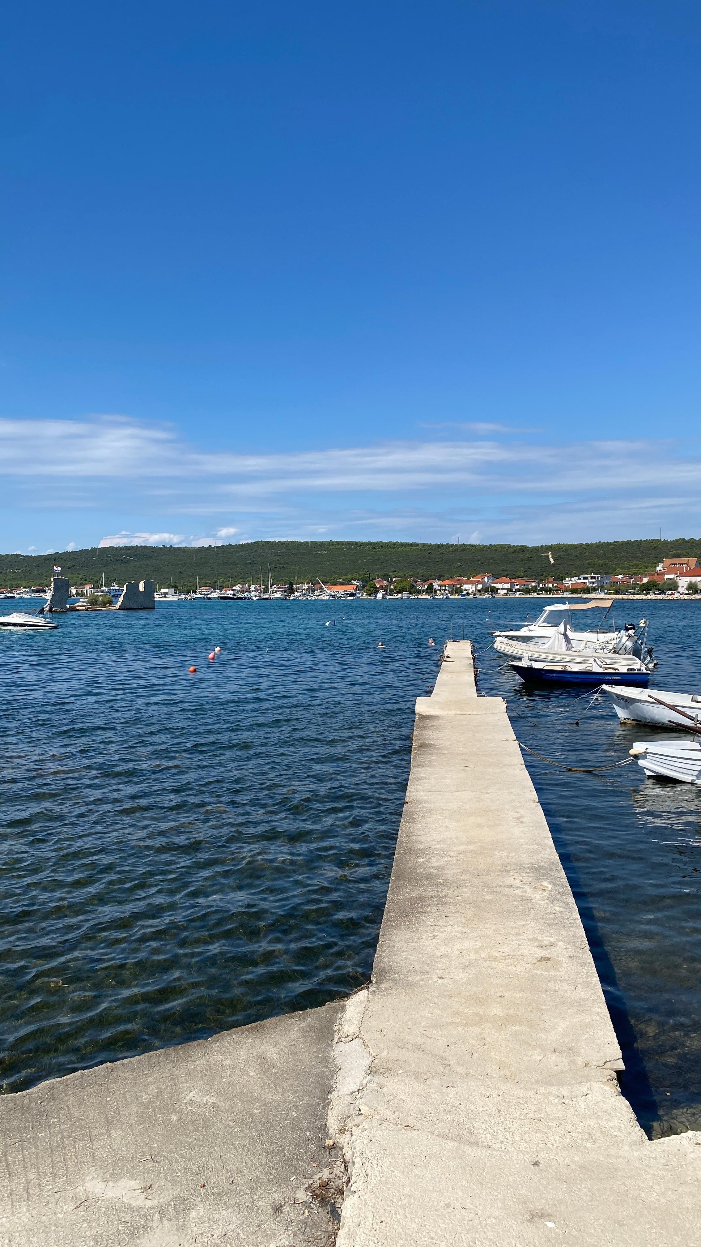 Durch ein extra  kleines Tor, direkt zum Steg und ins Wasser! Törchen 