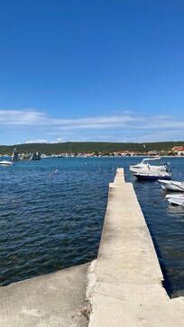 Durch ein extra kleines Tor, direkt zum Steg und ins Wasser! Törchen