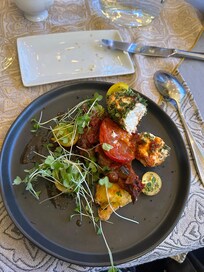 Polenta, fromage de chèvre, coulis de tomates caramélisées, les autres avait une bisque de fruits de mer et crevettes