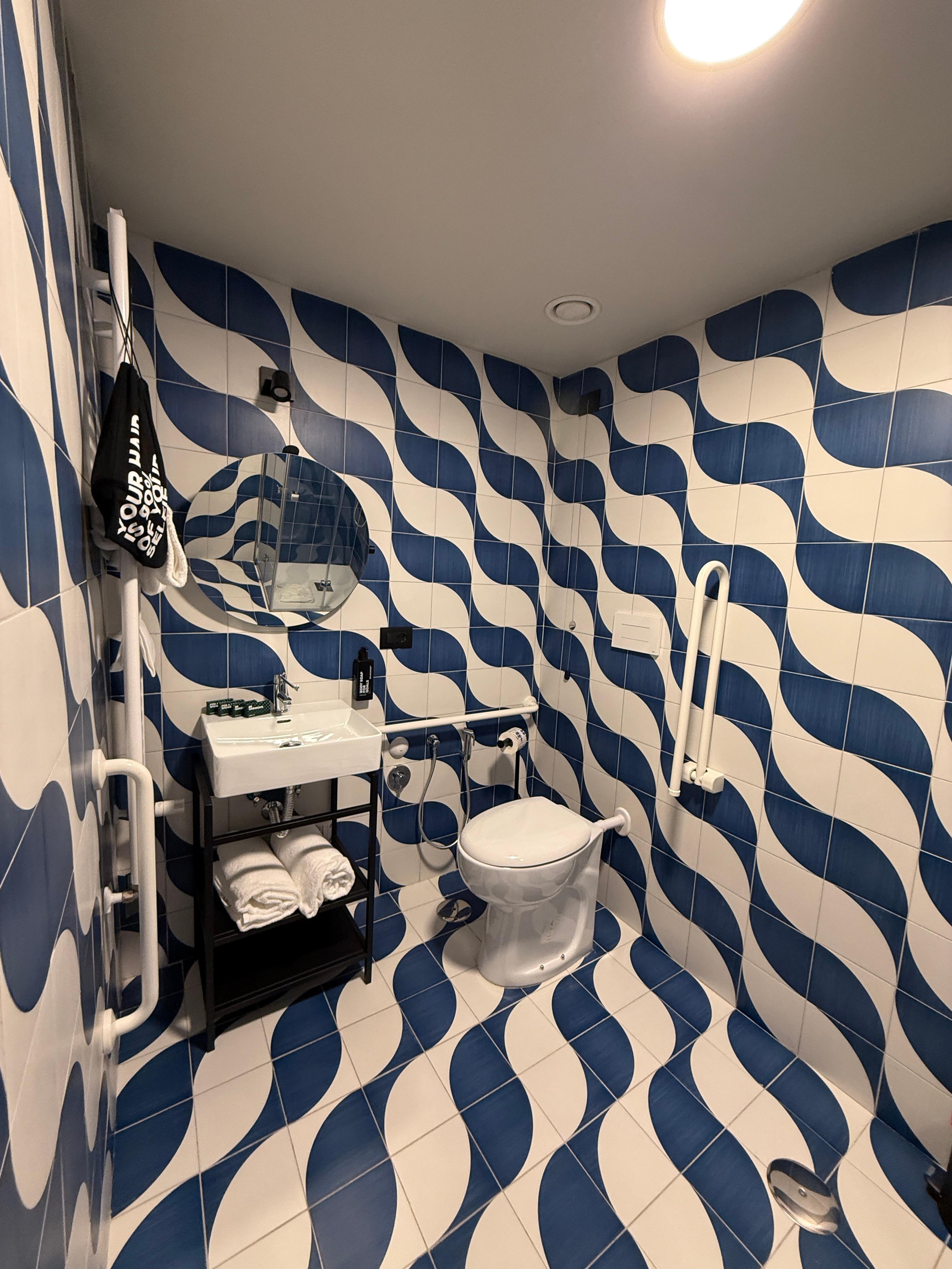 バス&トイレも広々。シ ャワーブースは少し狭いです。