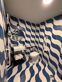 バス&トイレも広々。シャワーブースは少し狭いです。