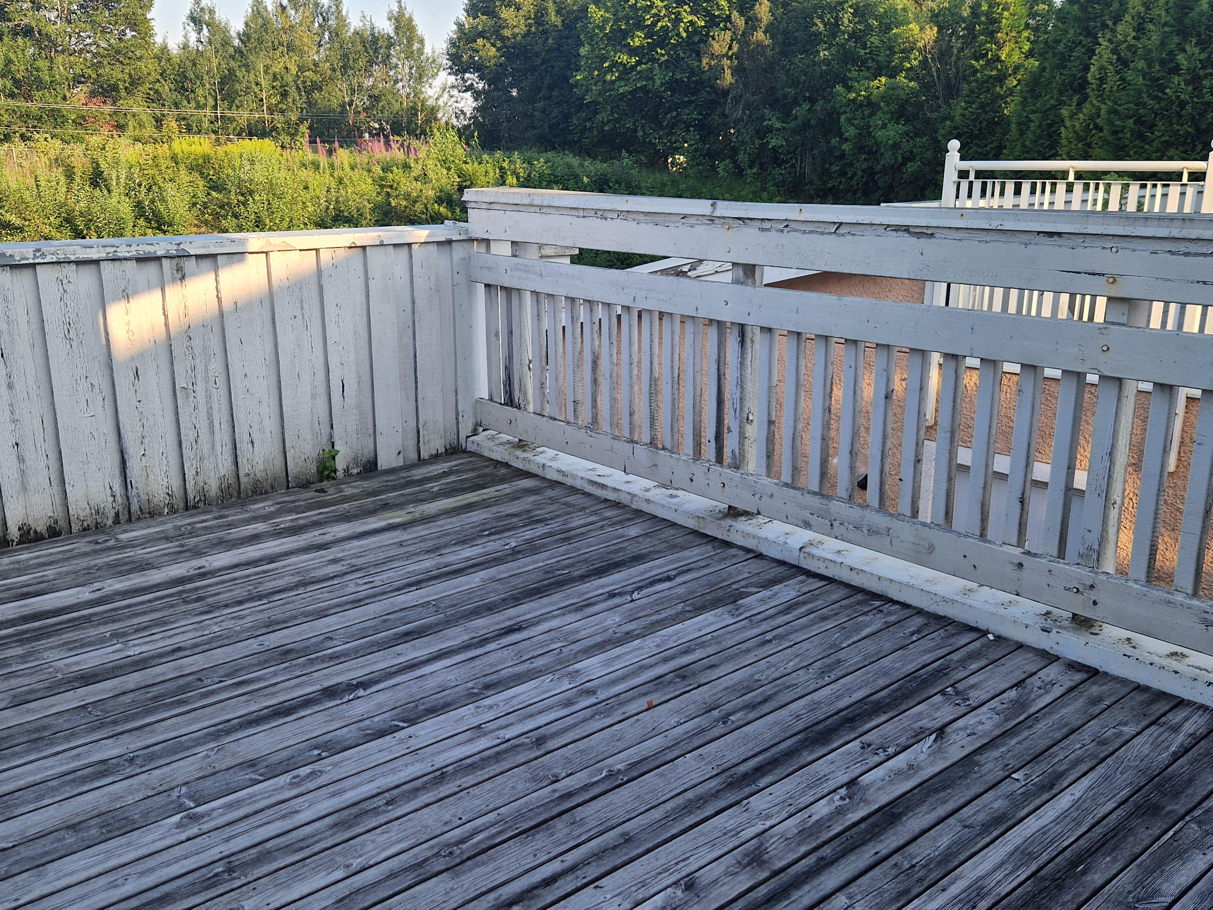 Terrasse mit ungraut