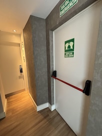 y junto a una puerta de emergencia