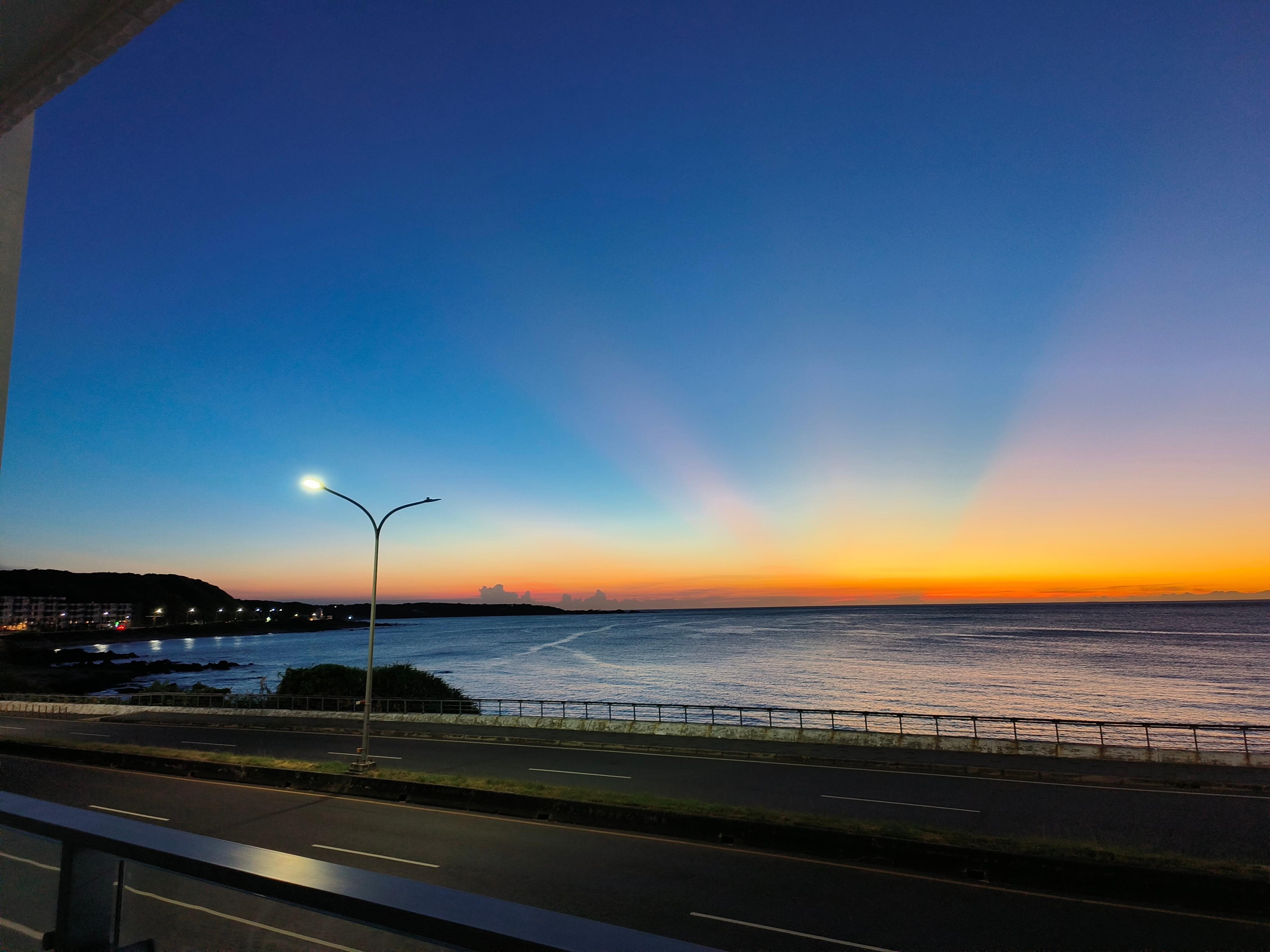 陽台看到夕陽後的海市蜃樓景觀