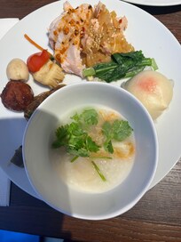 朝食
横浜なので、中華メニューが充実していた。
中華粥はホタテとチキンと2種類あり、トッピングも豊富だった。