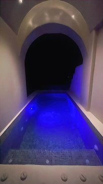 Cave private hot tub with jets