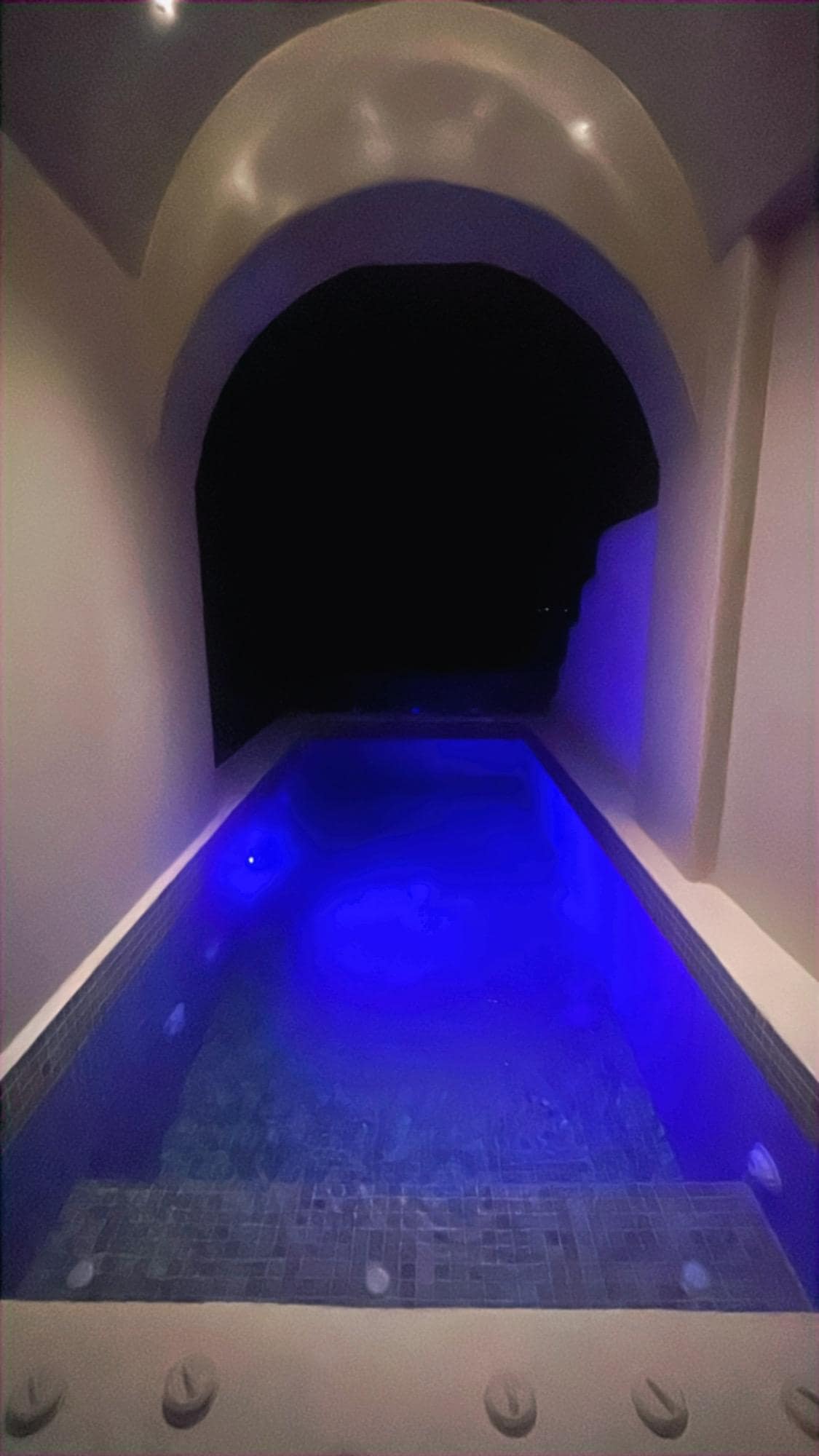 Cave private hot tub with jets