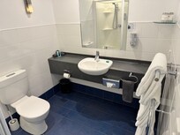 Clean bathroom with plenty thick bath towels.