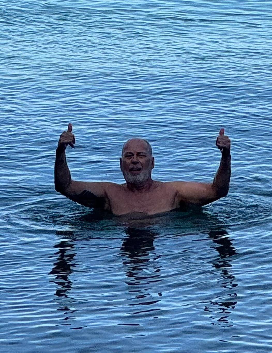 Two minutes walk to the beach and five minutes to the surf.  ❤️