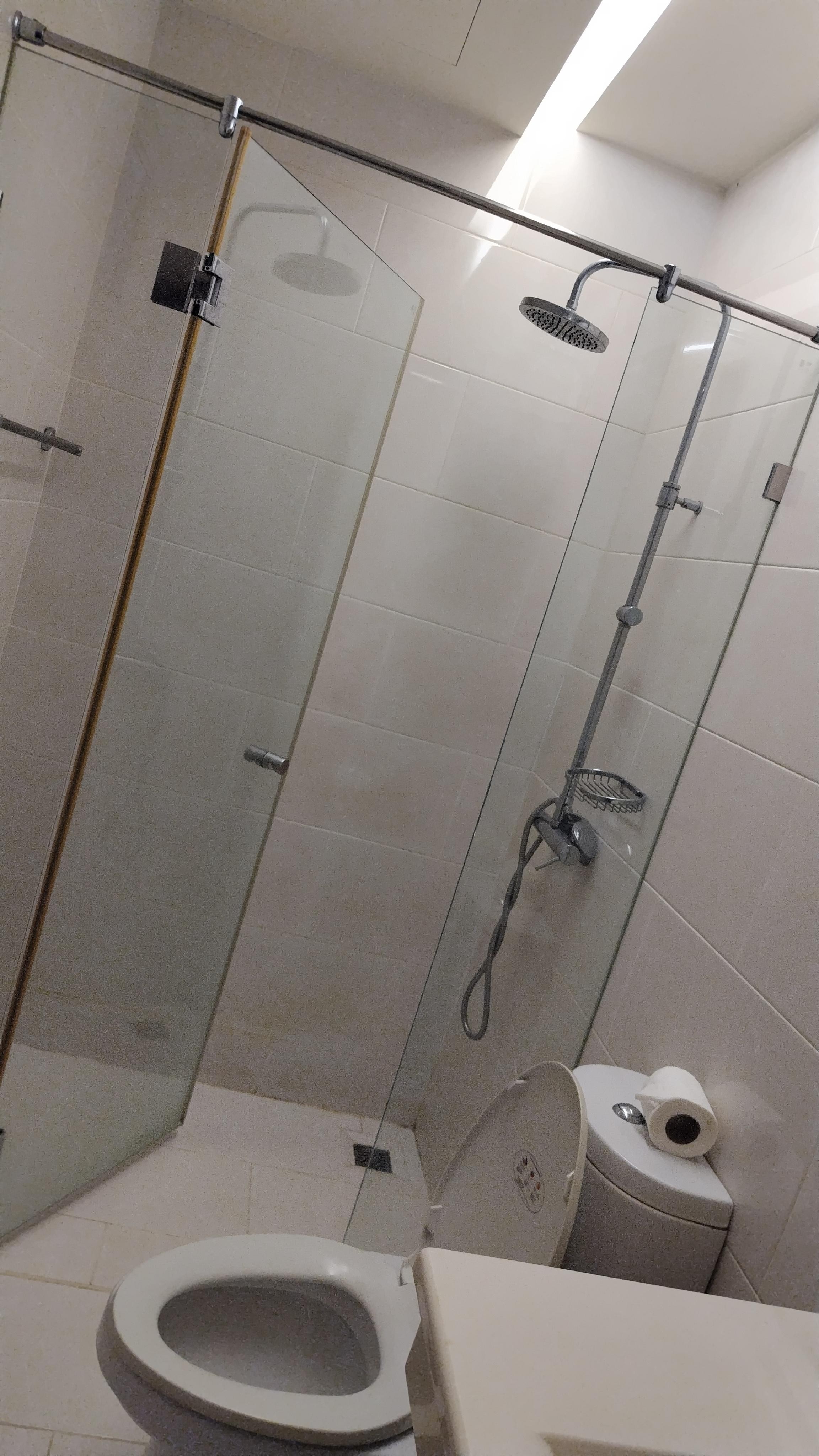 シャワーは水圧弱めですが、お湯もちゃんと出ました。ただし時々水になるので注意です。