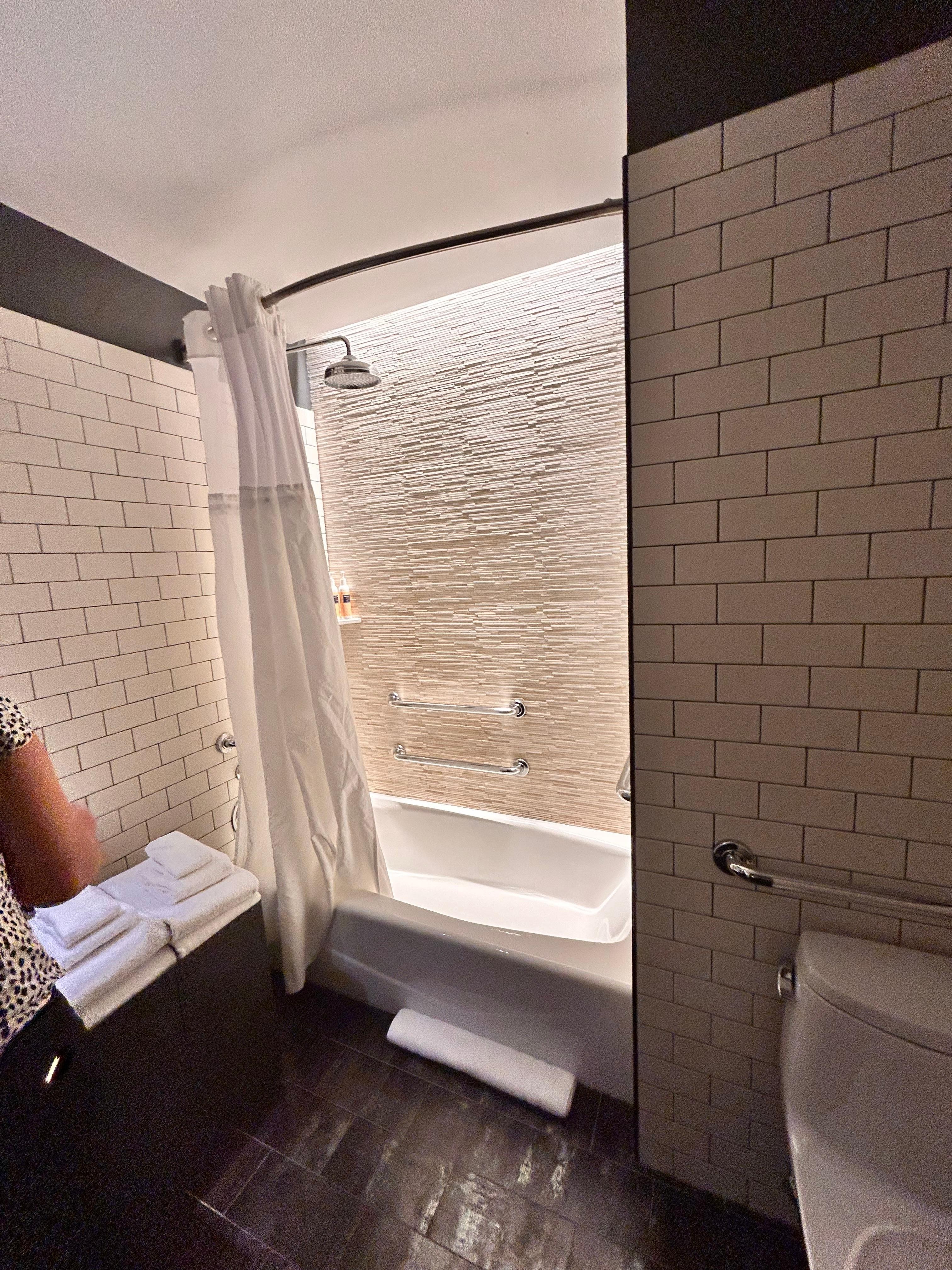 La salle de bain avec baignoire 